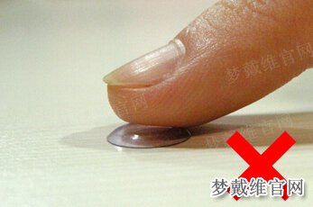 镜片不慎掉落在桌子上如何正确的拿起来！