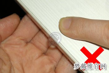 镜片不慎掉落在桌子上如何正确的拿起来！