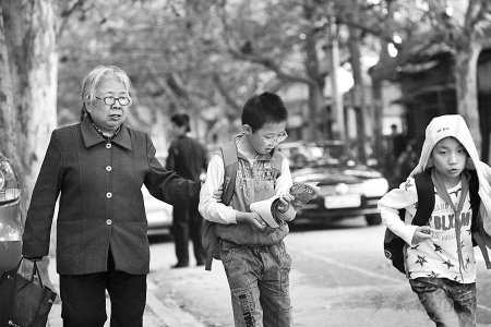 走路时看书导致近视