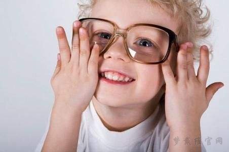 孩子近视有哪些治疗方法？需不需要配眼镜？怎么配